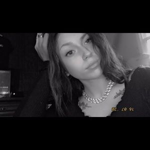 Meet your Posher, Hallie